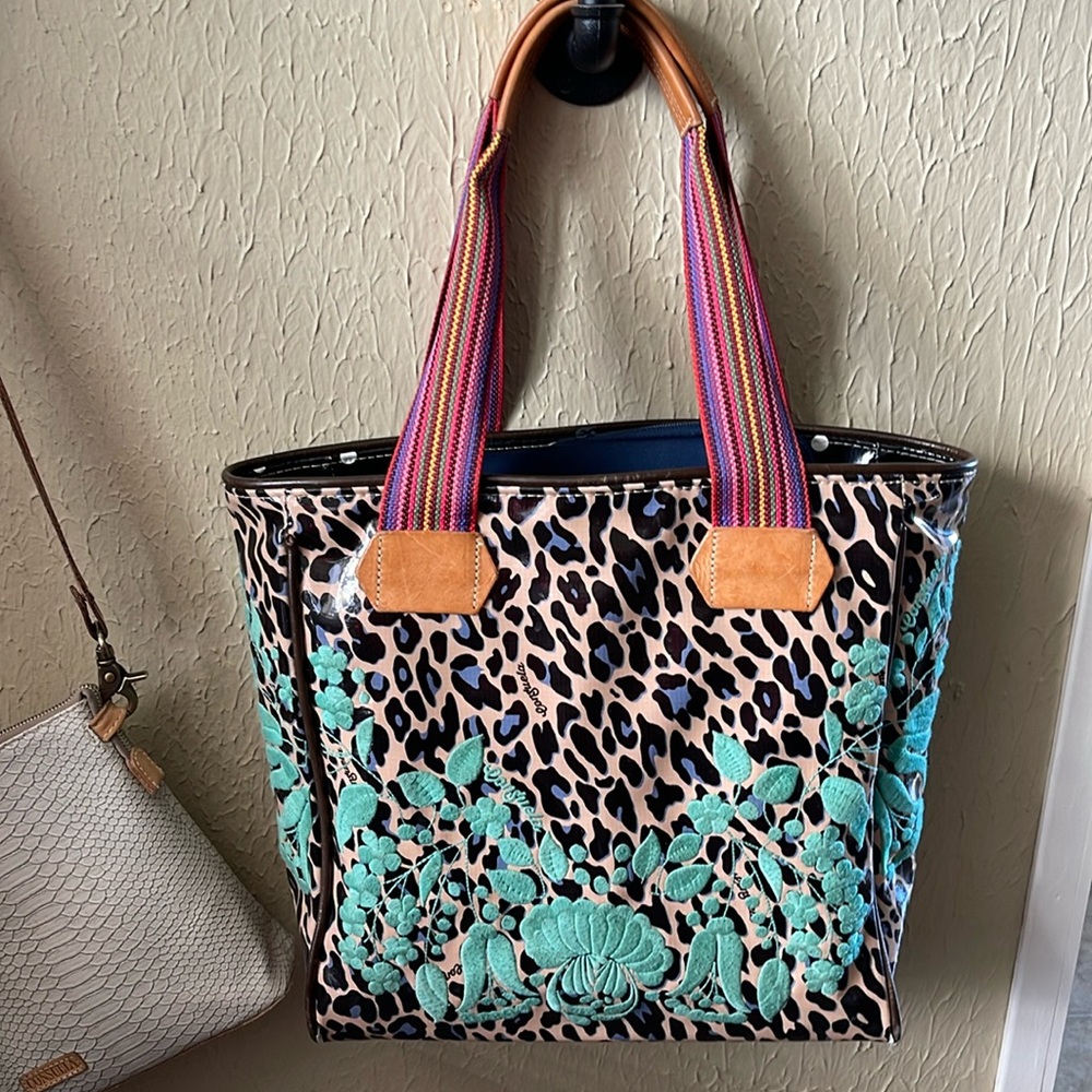 Consuela Classic Tote

13 ½” (W) x 13 ½” (H) x 5 ½” (D), 9 ¾" handle drop